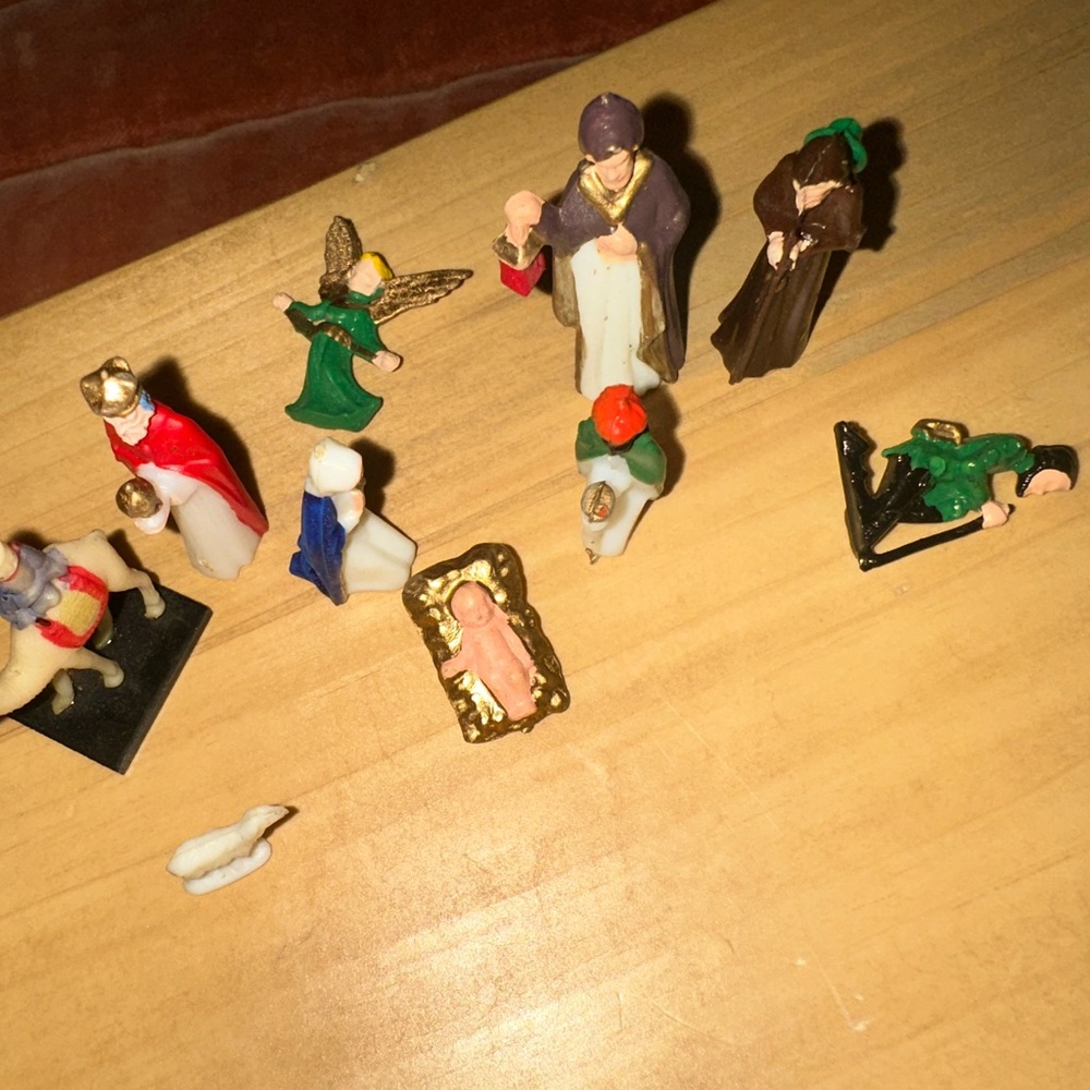 Vintage 1960s Ultra Miniature Nativity Figurines Set - Picture 4 of 4